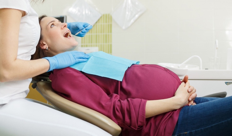 Mitos e verdades sobre a saúde bucal da gestante e do bebê | Somos Mães