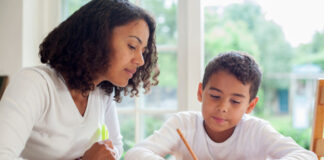 Ajuda dos pais é fundamental para que os filhos memorizarem as matérias da escola