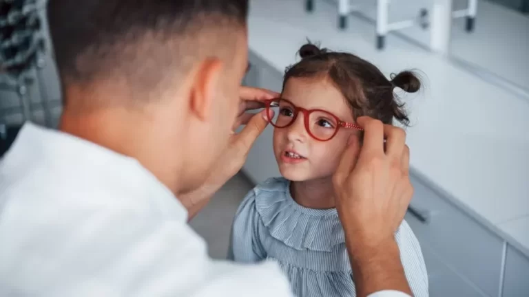 Miopia infantil: volta às aulas pode ajudar a reconhecer os sintomas