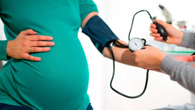 Pré-eclâmpsia: o que é essa complicação gestacional que se manifesta a partir da hipertensão arterial 