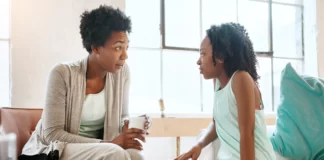 Pesquisa inédita: mãe é a figura mais presente quando o assunto é educação sexual (64%); participação paterna é de 27%