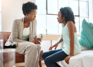 Pesquisa inédita: mãe é a figura mais presente quando o assunto é educação sexual (64%); participação paterna é de 27%