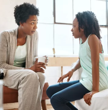 Pesquisa inédita: mãe é a figura mais presente quando o assunto é educação sexual (64%); participação paterna é de 27%