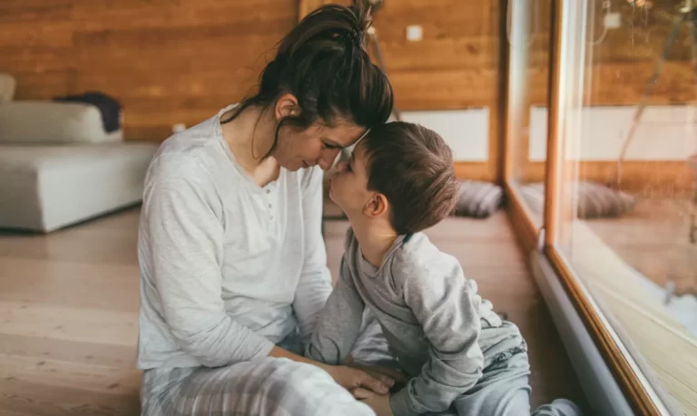 Maternidade atípica: 86% das pessoas cuidadoras de crianças com TEA são as próprias mães