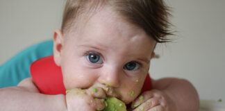 Deixar a criança “brincar” com a comida melhora a introdução alimentar