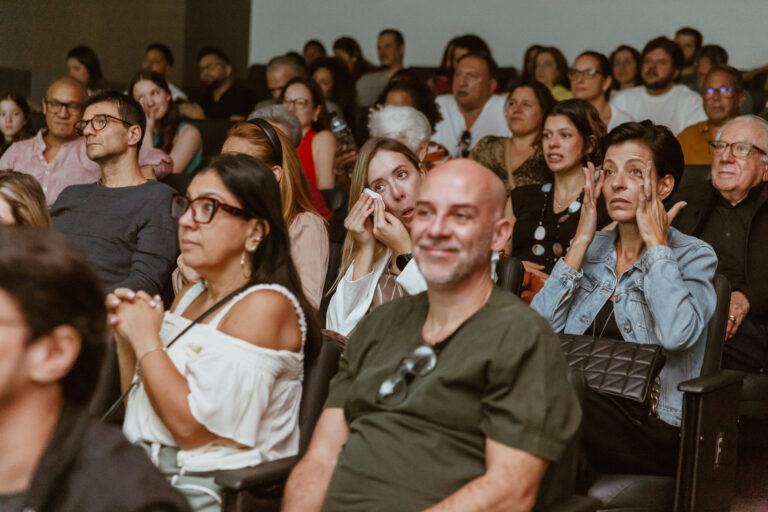 “Do Laço ao Abraço” estreia e emociona adultos e crianças