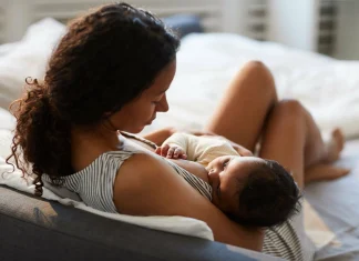Verão e amamentação: 6 verdades que toda mãe precisa saber nos dias de calor intenso