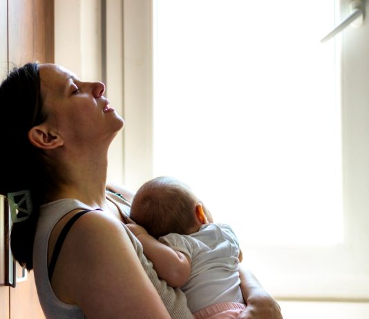 Baby blues ou depressão pós-parto? Psicóloga explica como identificar os sinais