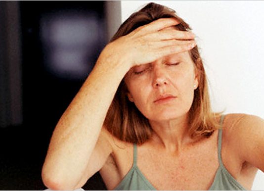 Menopausa tira o sono de até 60% das mulheres: noites mal dormidas podem afetar sua saúde e transformar sua rotina