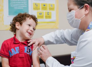 Decisão dos EUA retira 6 vacinas do calendário infantil oficial e reacende preocupações médicas sobre proteção das crianças