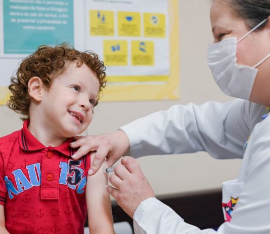 Decisão dos EUA retira 6 vacinas do calendário infantil oficial e reacende preocupações médicas sobre proteção das crianças