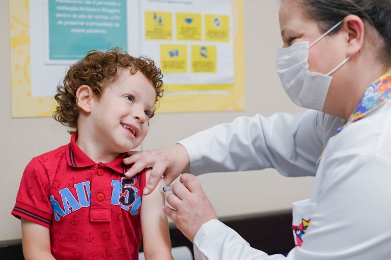 Decisão dos EUA retira 6 vacinas do calendário infantil oficial e reacende preocupações médicas sobre proteção das crianças