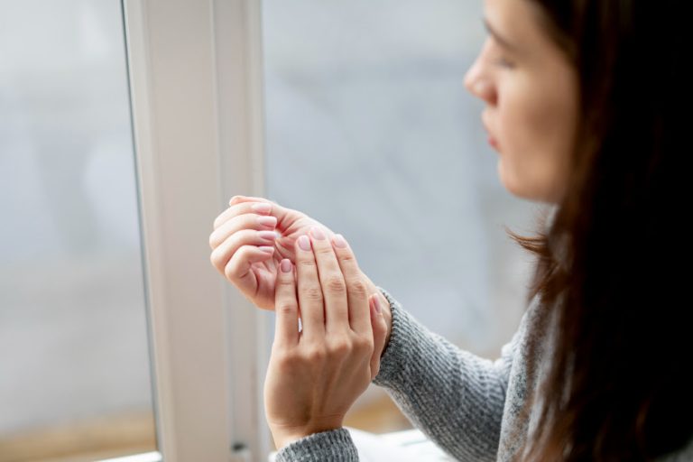 Saúde das unhas: entenda os sinais de alerta e quando buscar um dermatologista