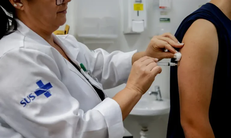 5 mitos sobre vacinas que insistem em sobreviver – e o impacto deles na saúde do brasileiro
