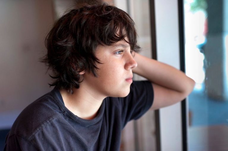 Autismo na adolescência exige atenção para isolamento, saúde mental e risco de invisibilidade social