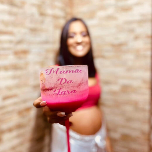 Vó é mãe em dobro, mãe duas vezes, cheia de orgulho da filha grávida. Aqui, nessa foto, a Maria dos Remédios, mãe da Vitória, aparece na essência. É foto da mãe da mãe. Mãe da mãe